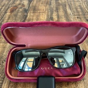 Experience Gucci GG0381SN sunglasses, a timeless symbol of sophistication.